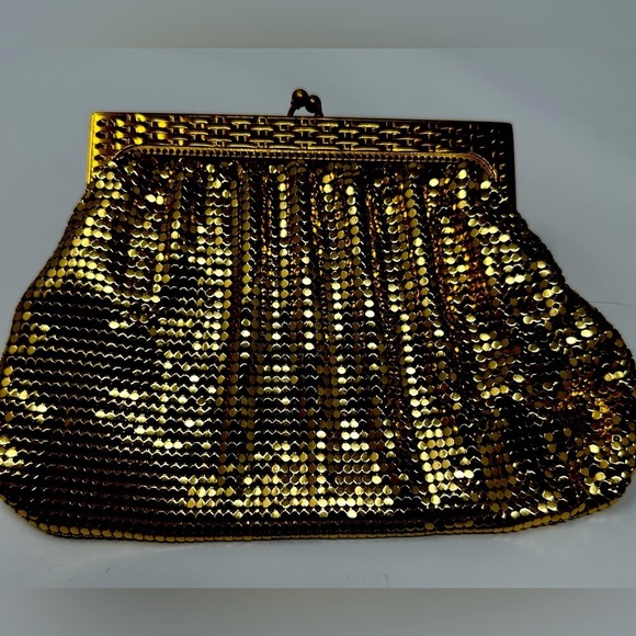 Whiting & Davis Handbags - 1940-50s Mesh Whiting & Davis Hand Bag w/ Mirror​​​
